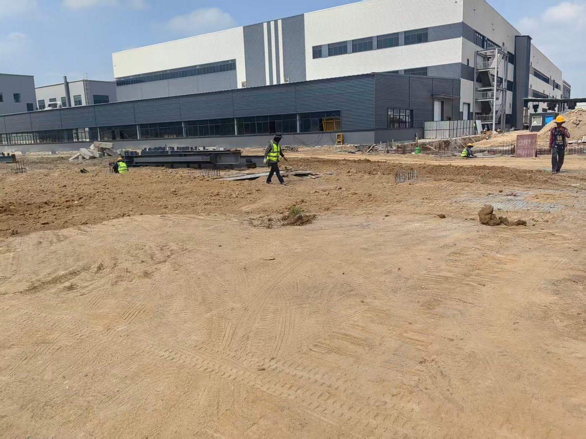 宜科(泰国)项目10轴钢柱及墙面檩条安装完成