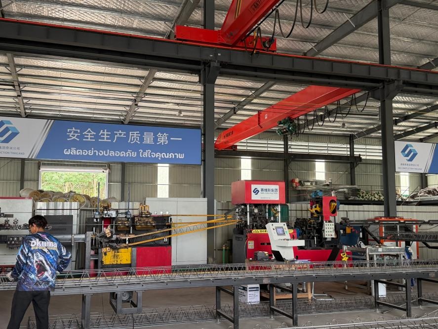 泰国工厂桁架楼承板生产作业